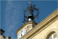 Vue du clocher de la Mairie avec son horloge.