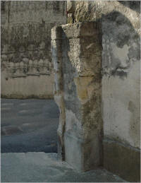 Ce pilier est un vestige des remparts de la ville au XIV è siècle. Ce pilier est sans doûte celui de la Porte Pradonne.